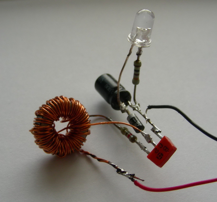 Гирлянды 5 вольт. Светодиод от батарейки 1.5 вольта. Светодиоды 1.5 вольт. Запитать светодиод от батарейки 1.5 вольта. Светодиод от 12 вольт резистор.