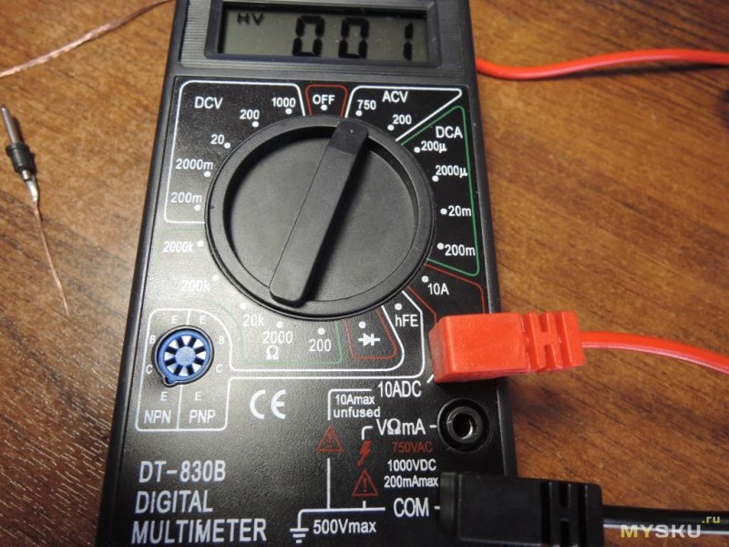Как мультиметром проверить камеру. Мультиметр измерение напряжения 220в. Мультиметр DT 832 померить напряжение аккумулятора. Замер напряжения на мультиметре DT-830b. Обозначения на мультиметре DT 9205 A.