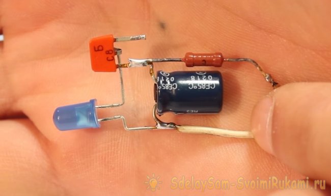Простая мигалка на одном транзисторе