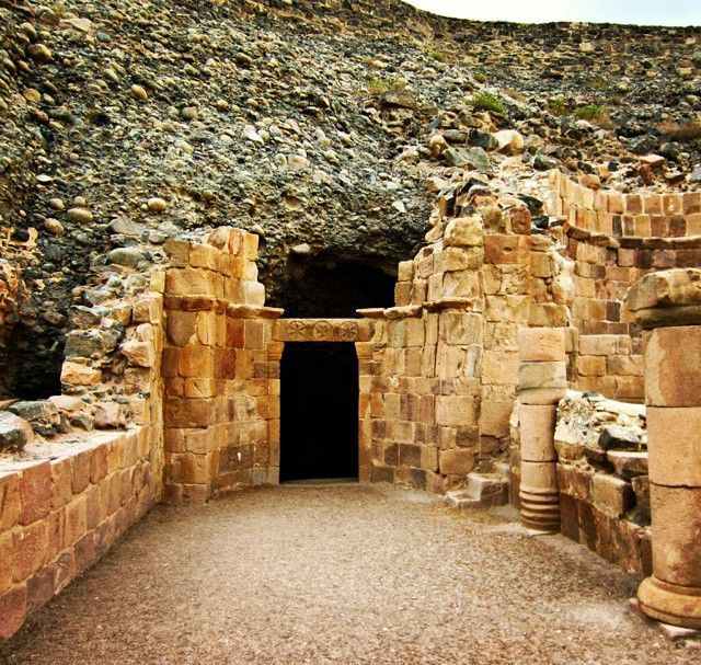 Пещера где жил пророк Лут